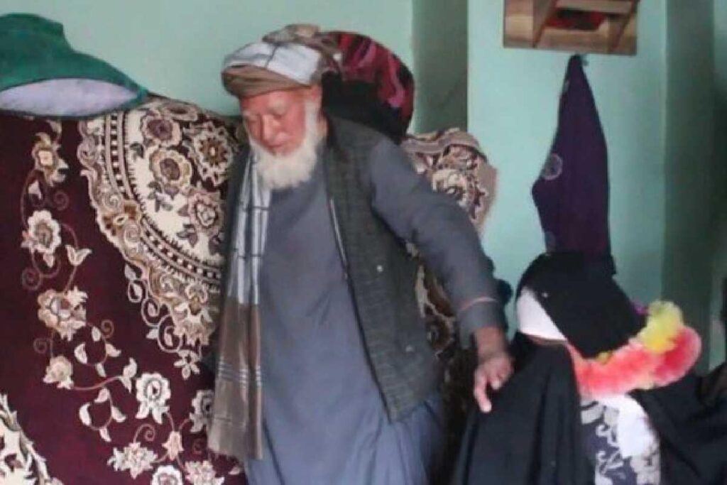 No Afeganistão, uma menina foi resgatada por uma ONG após ser vendida pelo pai para um homem de 55 anos