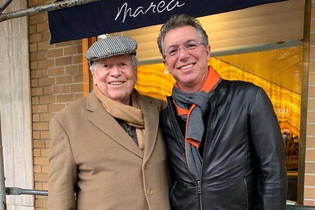 Boni, de 86 anos, ainda jovem em um comercial para roupas masculinas