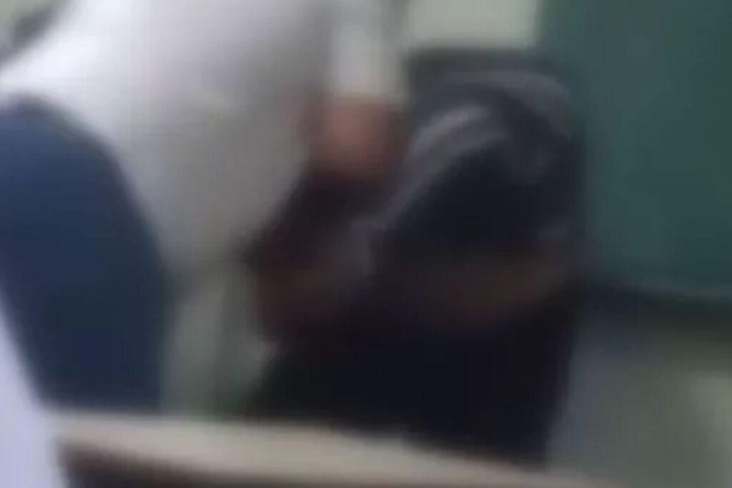 A situação foi filmada por estudantes que presenciaram a cena