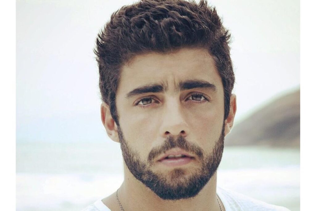 Naiara e Pedro conversando sobre os piolhos em Portugal