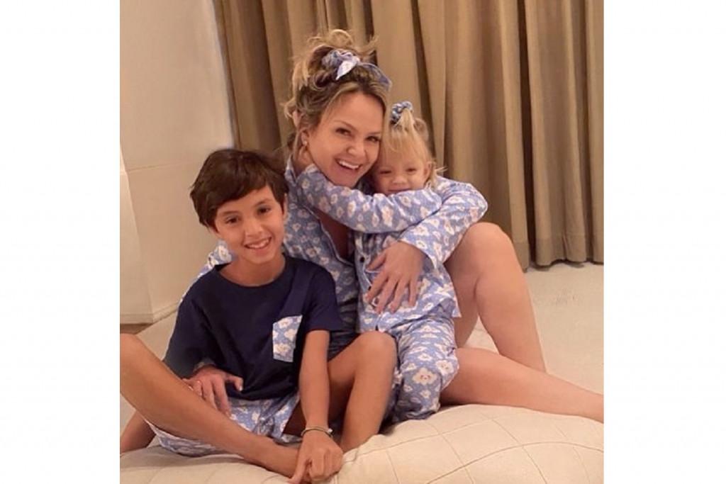 Eliana indo viajar ao lado da família