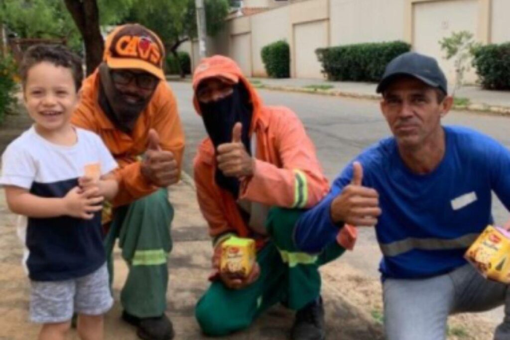 Menino entrega chocotones para garis