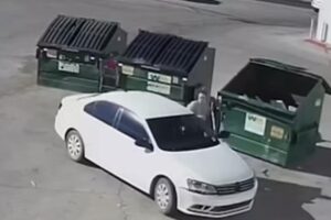 Momento em que uma das catadoras de lixo encontra o recém-nascido, ainda com vida