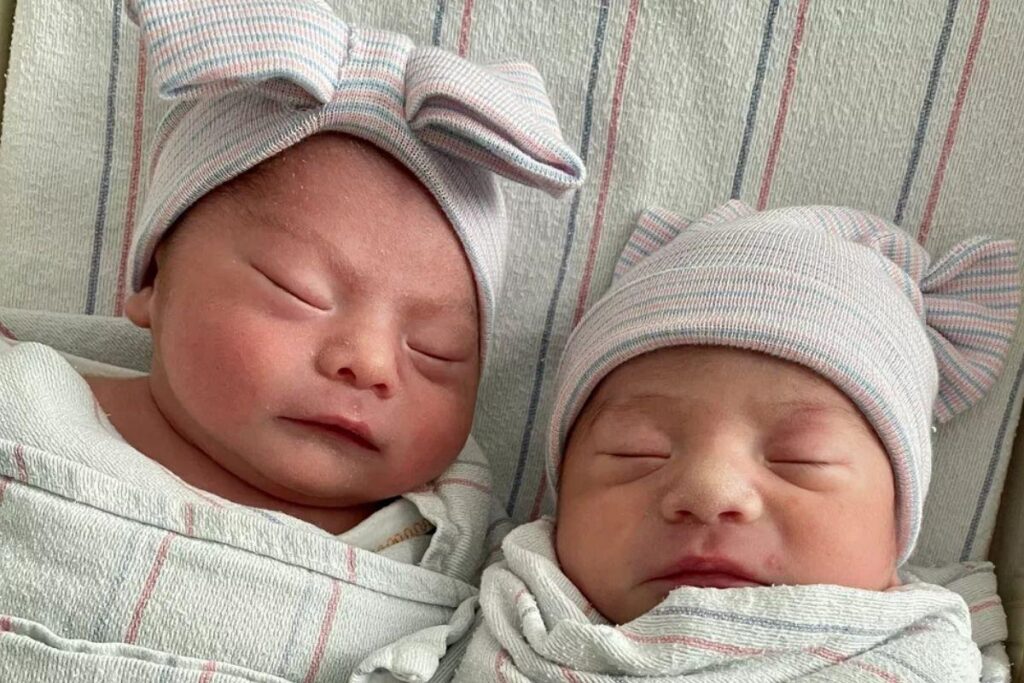 A mãe Fátima com os gêmeos Alfredo e Aylin