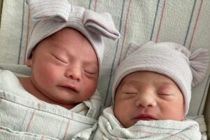 A mãe Fátima com os gêmeos Alfredo e Aylin