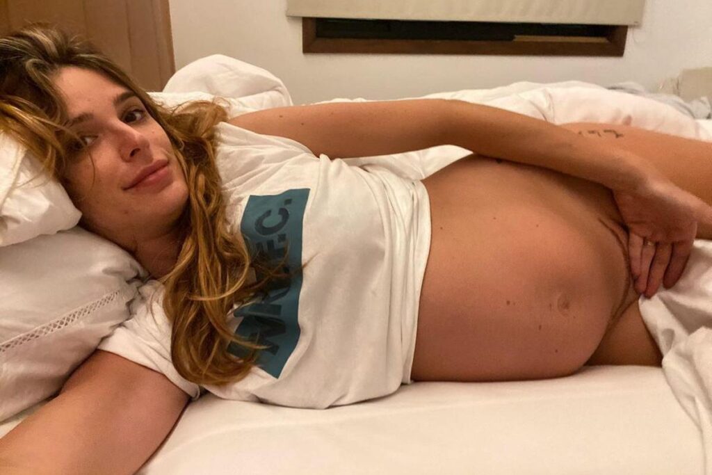 Rafa Brittes mostrou a silhueta de grávida ao posar de legging e top