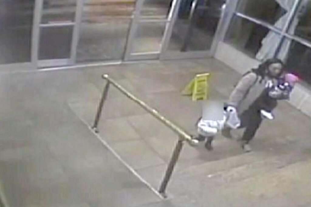 A mãe cobria os hematomas da filha com maquiagem