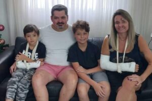 A lancha de Guilherme ficou assim após a queda da rocha em Capitólio, MG