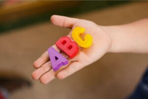 As crianças aprendem o idioma de forma diferente dos adultos, e aprendem mais rápido