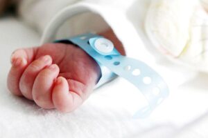 A mulher adormeceu enquanto amamentava a filha recém-nascida