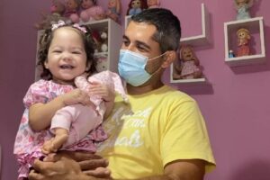 Júlia precisa de um transplante de todo aparelho digestivo que custa R$ 12 milhões e é realizado nos Estados Unidos