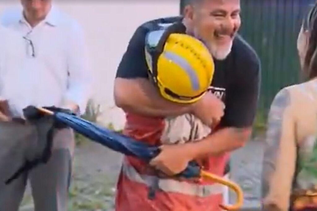 Pai e filho são resgatados do carro após queda de árvore