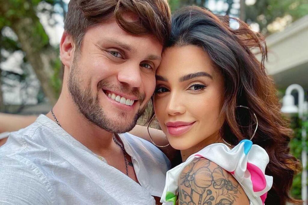 Paula Amorim contou sobre os sintomas de gravidez de Breno Simões durante live exclusiva