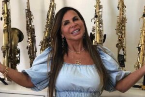 Primeira eliminada do The Masked Singer, Gretchen diz que não contou para a família que estava no programa