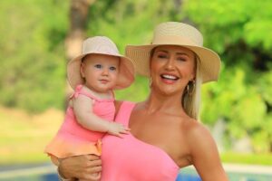 Ana Paula mostrou a filha na Disney