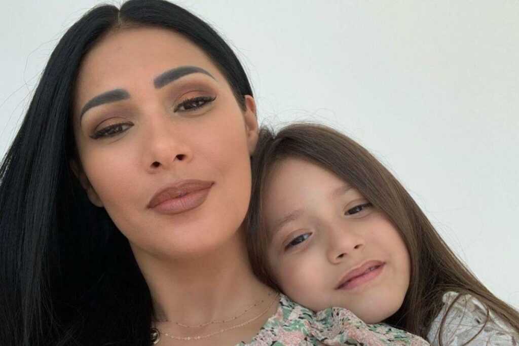 Simaria presenteia a filha com bolsa de grife