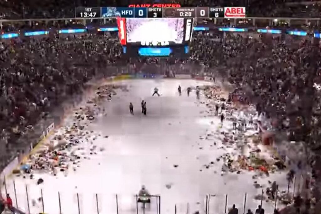 Jogadores do Hershey Bears em uma pilha de bichos de pelúcia no Giant Center