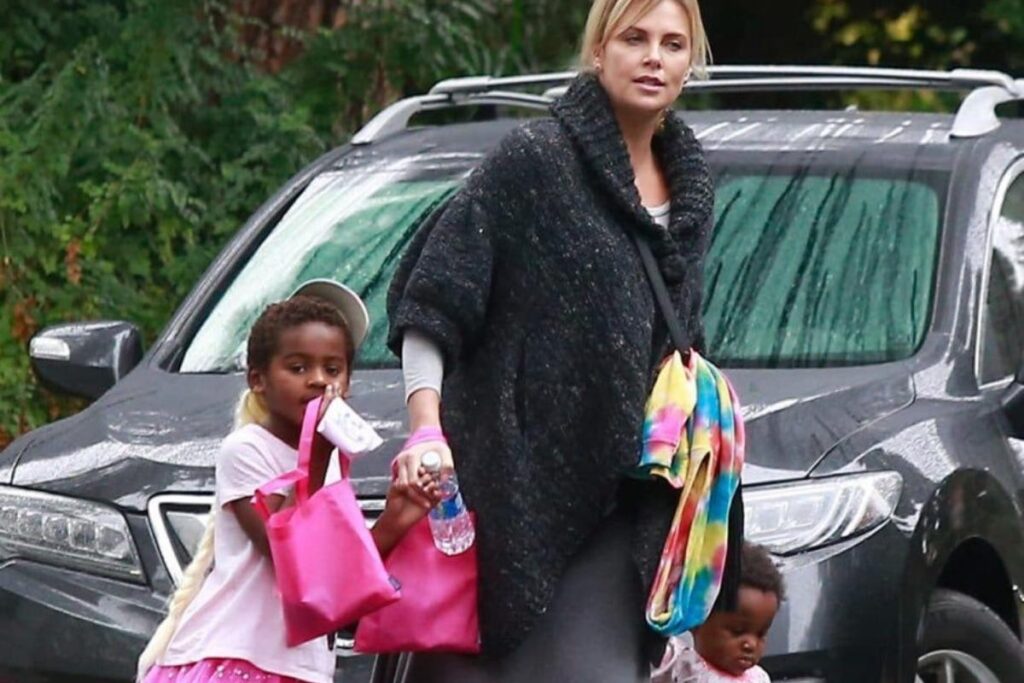 Charlize Theron e August