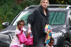 Charlize Theron e August
