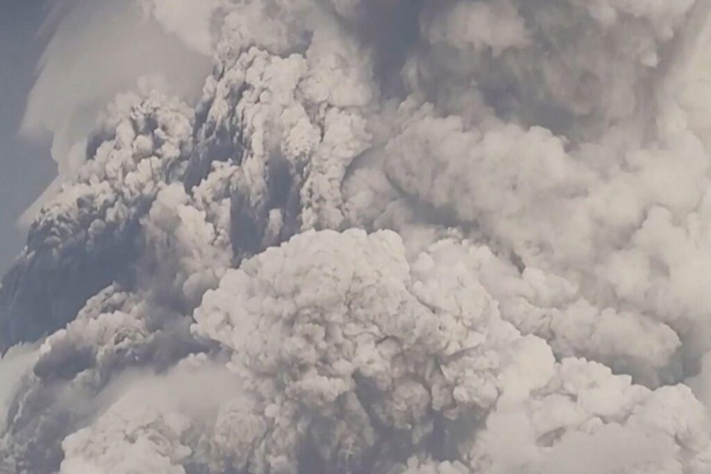 Destruição causada pela erupção do vulcão em Tamoa, que possui mais de 100 mil habitantes