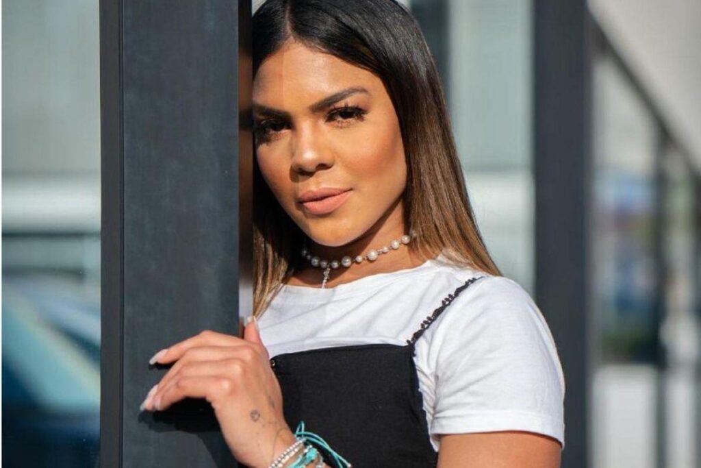 Tays Reis mostrando a barriga de grávida