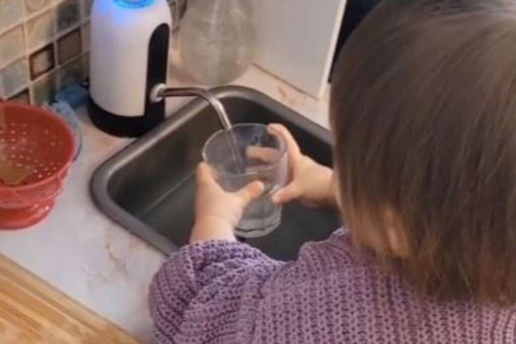 A mãe deixa a filha se virar na cozinha