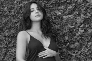 Yanna Lavigne posando de biquíni na natureza mostrando o barrigão