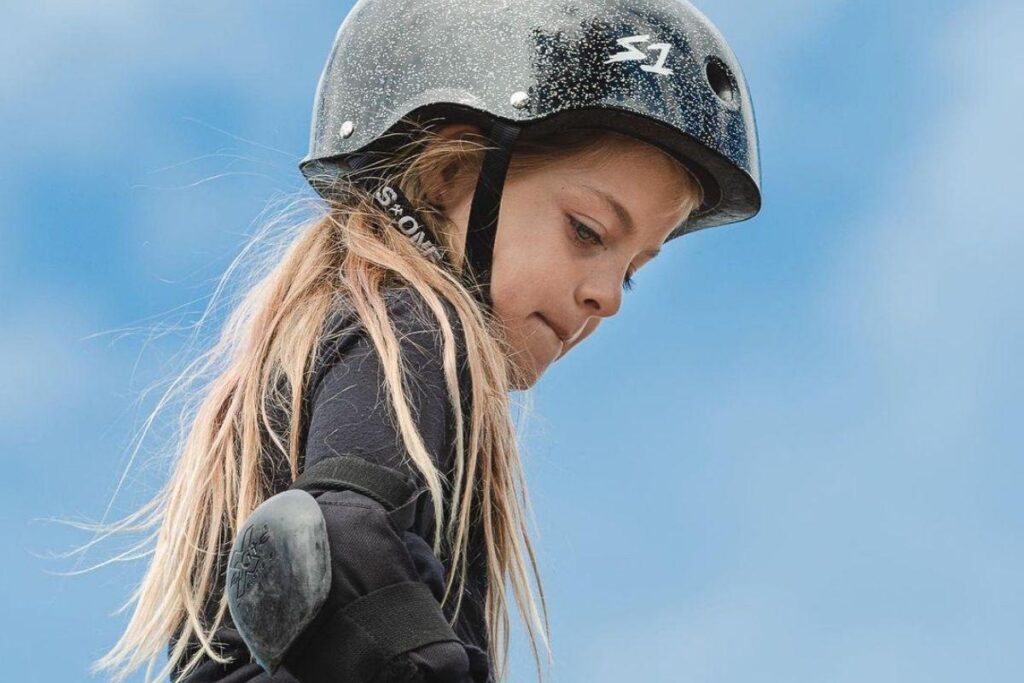 Paige Tobin vestida de princesa para praticar manobras radicais de skate