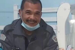 Sargento Cláudio auxiliando no trabalho de parto da moradora do Jardim Reimberg, em São Paulo