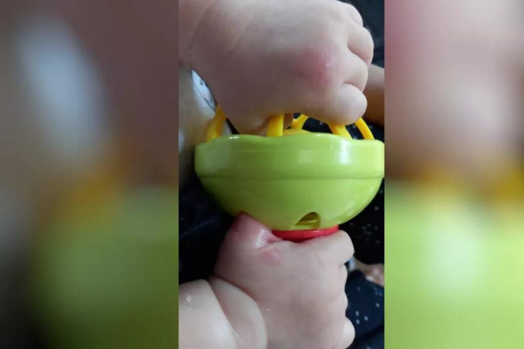 A bebê ficou com o dedo polegar preso