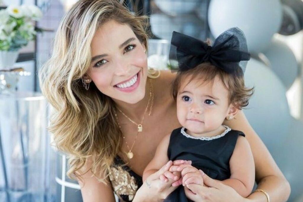 Carol Dias passeia com a filha de bicicleta