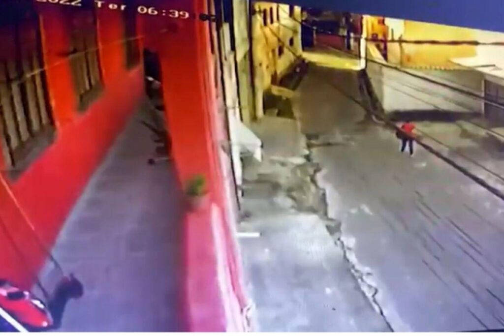 A Polícia Civil reuniu uma equipe de perícia para analisar o local do crime e as imagens de câmeras de segurança das redondezas