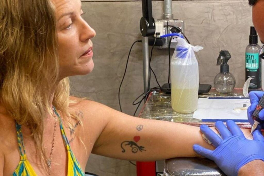 Luana Piovani tatuou uma frase escrita pela filha