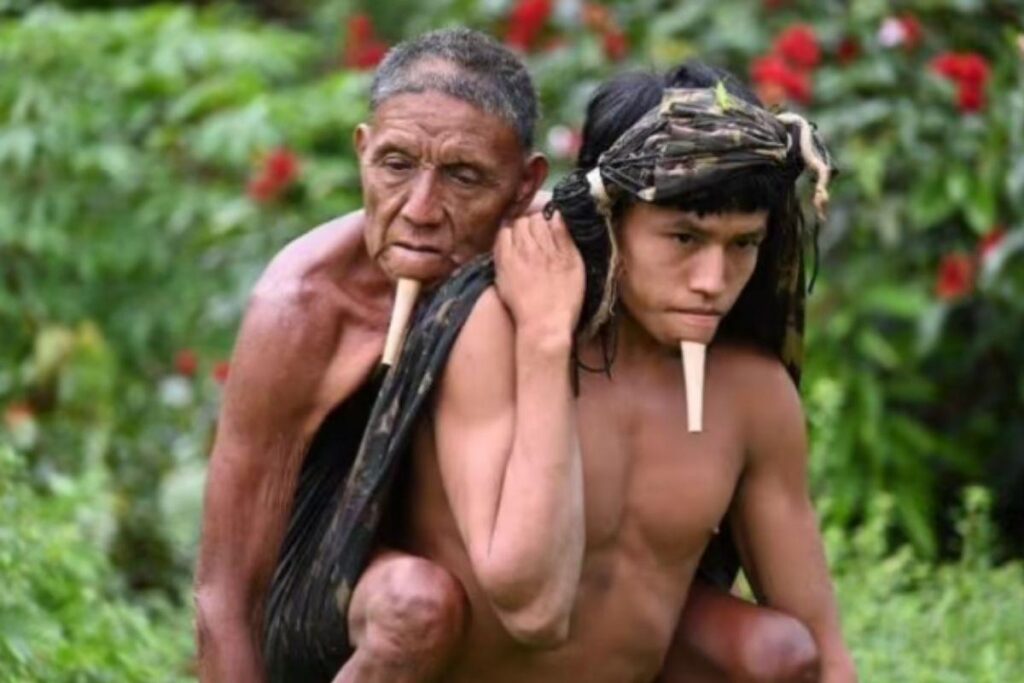 Filho carrega pai para tomar vacina contra a Covid-19