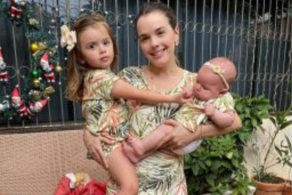 Thaeme Mariôto junto com as filhas, Ivy e Liz
