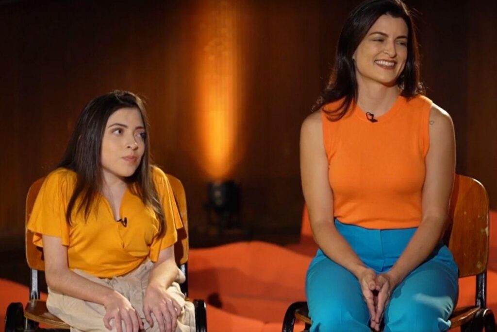 Mônica e Luisa dançando juntas