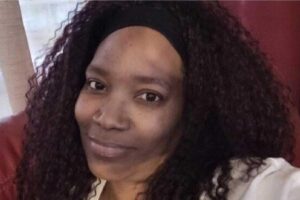 Familiares ficaram em choque ao perceber estranha em caixão que era da parente