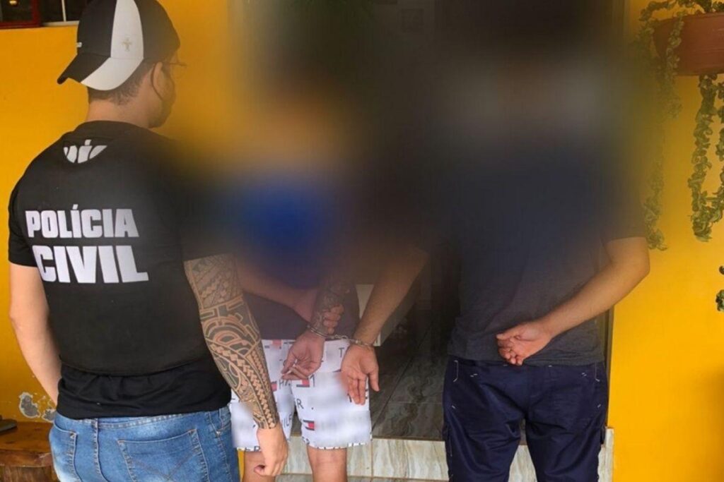 Os irmãos usaram pedaços de pau para matar o pai