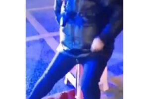 A mulher sofreu um aborto espontâneo na entrada do hospital