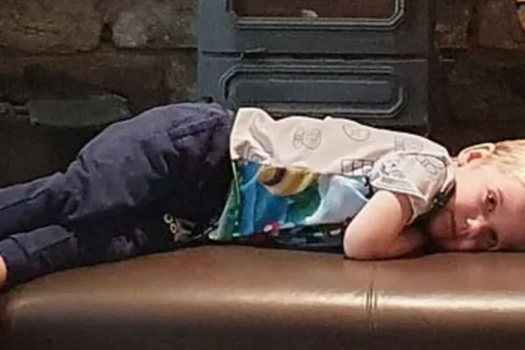 A babá eletrônica captou o momento em que William come uma fralda