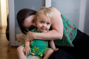 Mãe de Alice faz brincadeira sobre como a filha reage para tirar foto com cada um dos pais