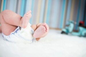 A nova fralda Huggies absorve o xixi, via canais exclusivos em formato de X, que se adaptam aos movimentos do bebê