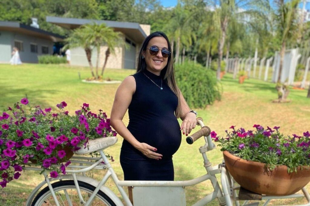 Thaiana está em uma gestação gemelar univitelina, com dois bebês em apenas uma placenta