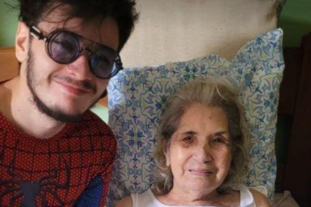 Jovem se inspira em Homem Aranha para cuidar da avó