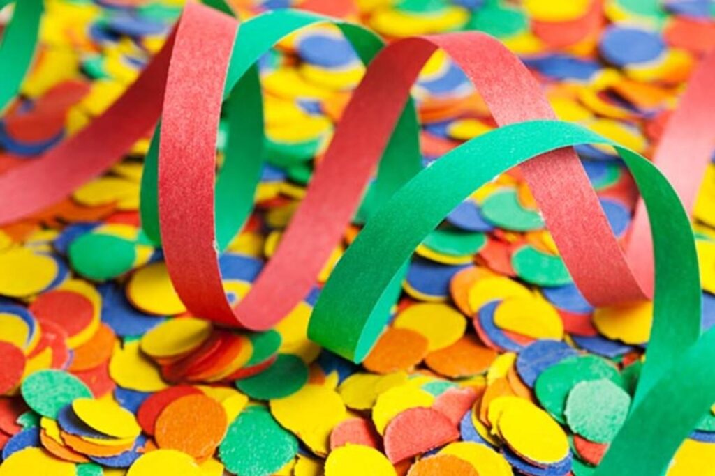 Crie seus móbiles coloridos de cartolina para deixar a decoração de carnaval da sua casa mais bonita