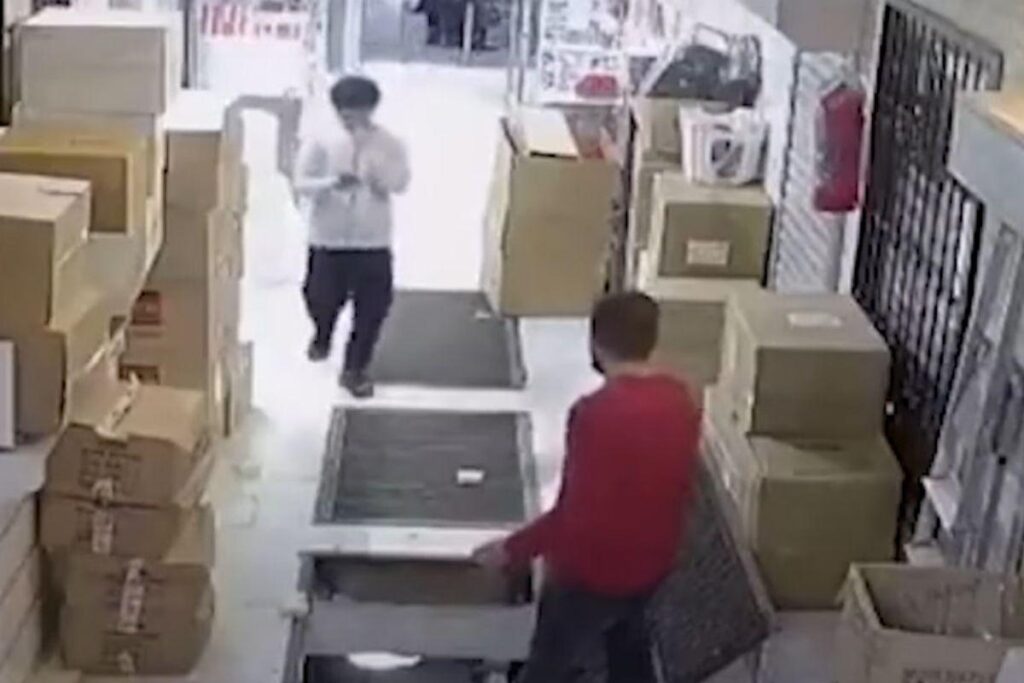 Jovem é salvo por caixas ao cair em buraco do shopping