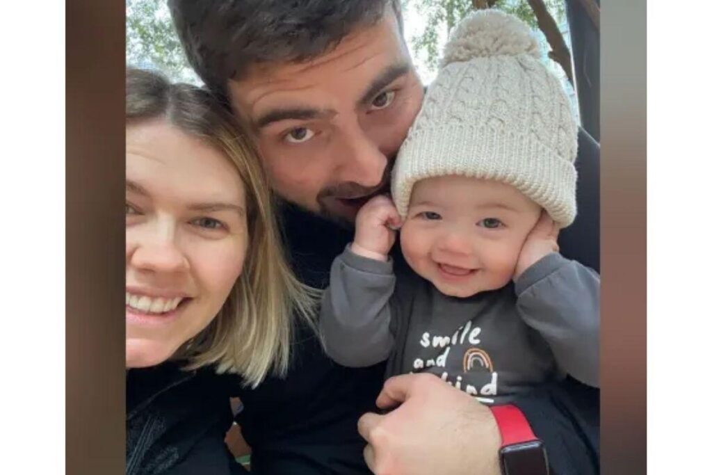 Laura mantém contato com Ava por meio de videochamadas