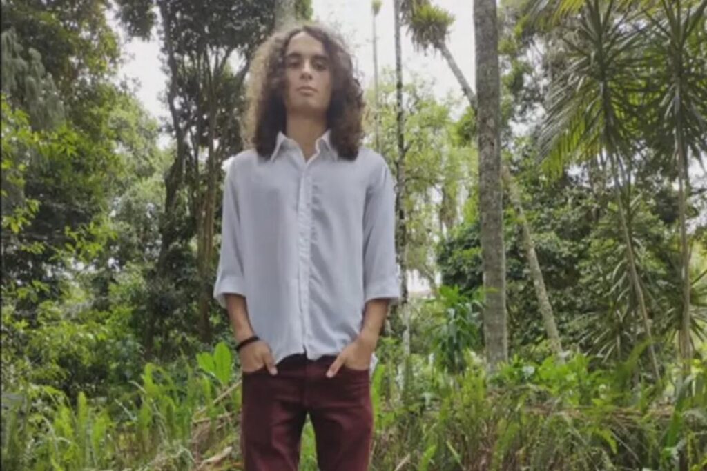 Pai e madrasta de Gabriel com o tênis que foi encontrado no rio