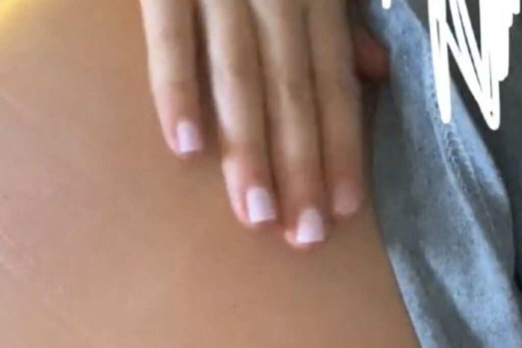 A marca do pé ficou certinha na barriga dela