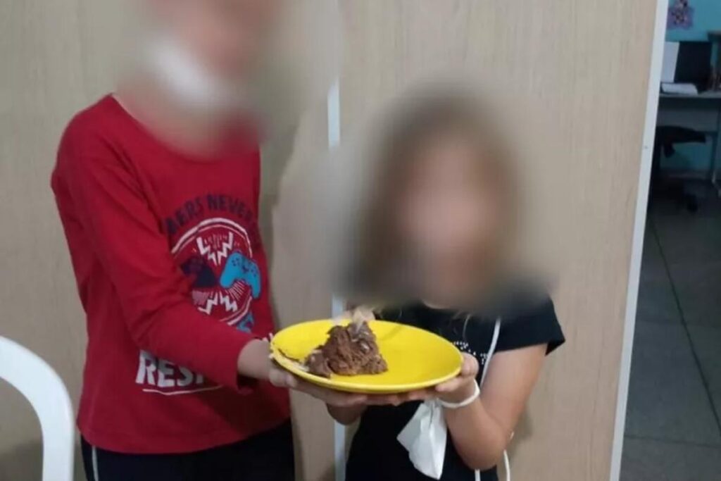 Os irmãos receberam bolo e presentes de aniversário dos oficiais